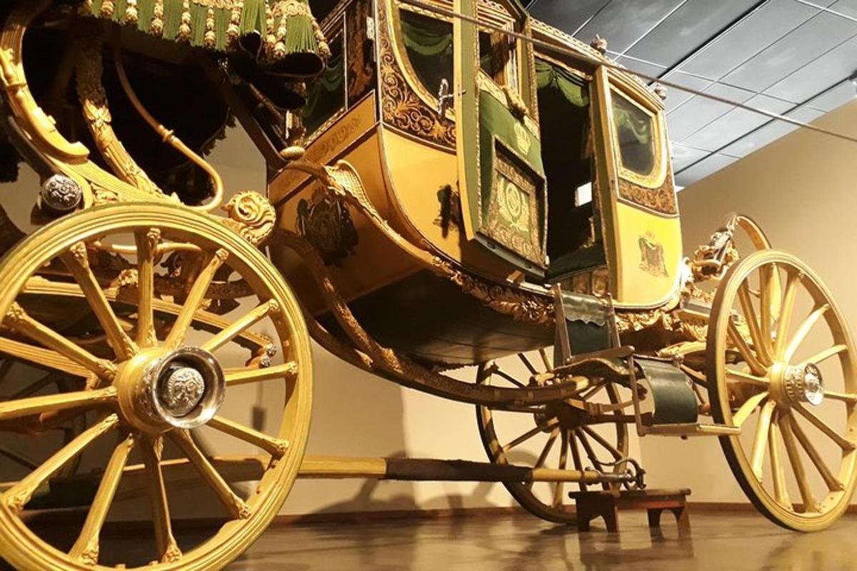 en gullvogn utstilt på et museum