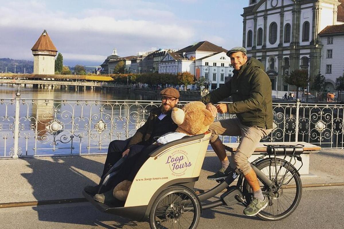 ein Mann fährt Fahrrad mit einem Teddybären in einem Wagen