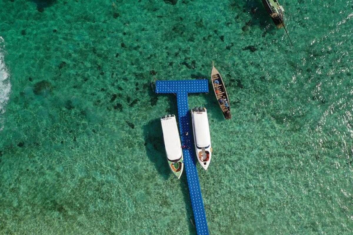 una vista aerea di due barche in acqua