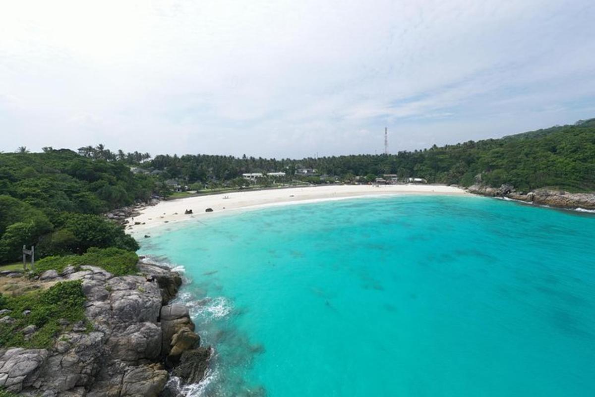 una vista aerea di una spiaggia con acqua blu