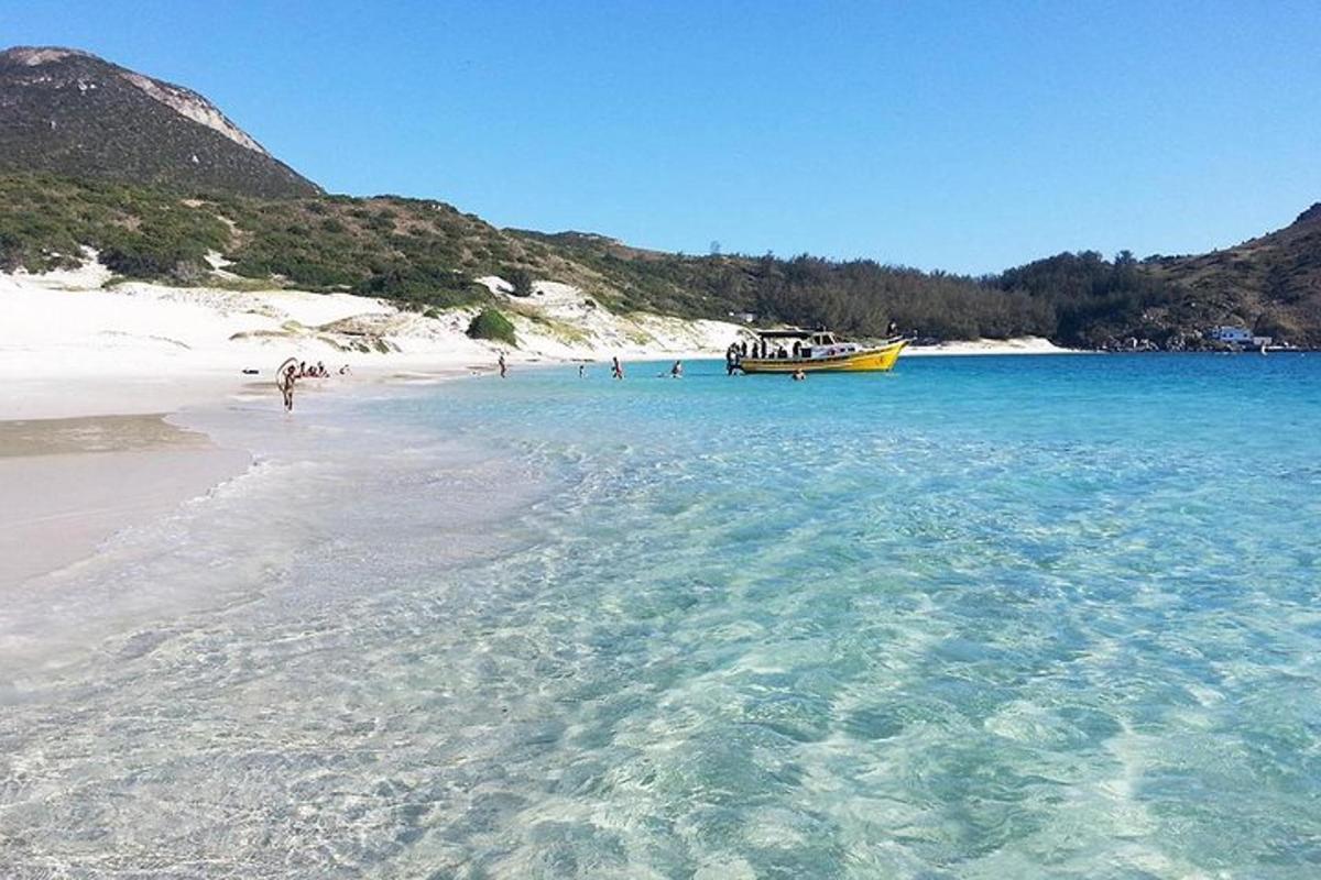 una barca in acqua vicino a una spiaggia