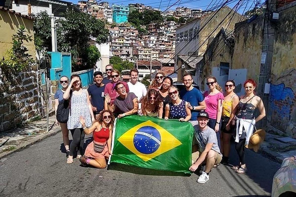 Hópur fólks poserar með brasilíska fánanum