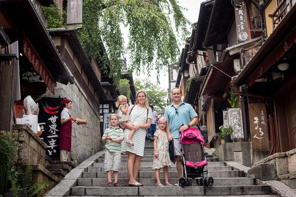 eine Familie steht auf einer Treppe in einer Gasse