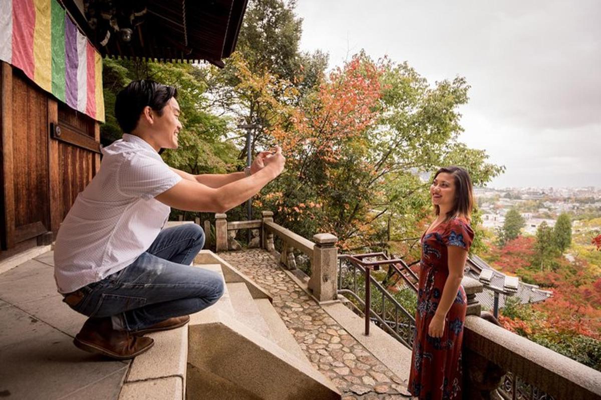 un uomo che scatta una foto a una donna
