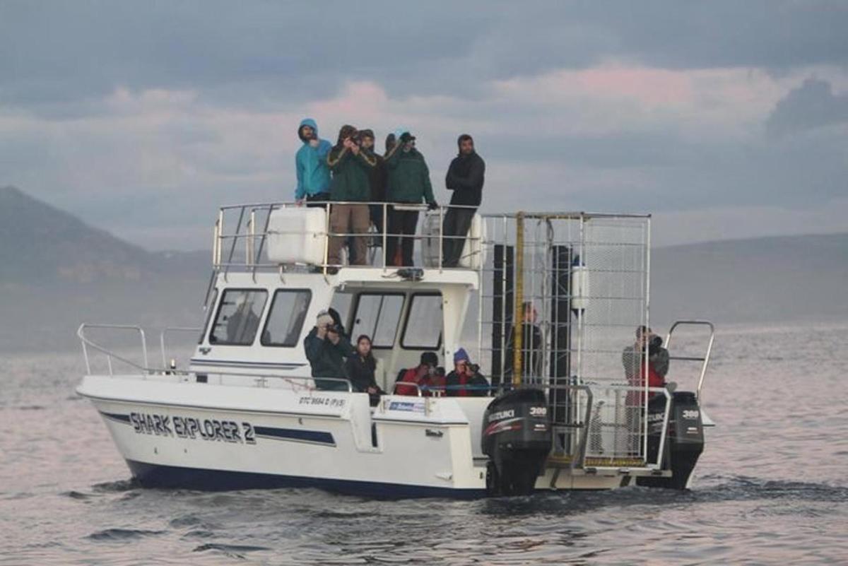 un grupo de personas en un barco en el agua