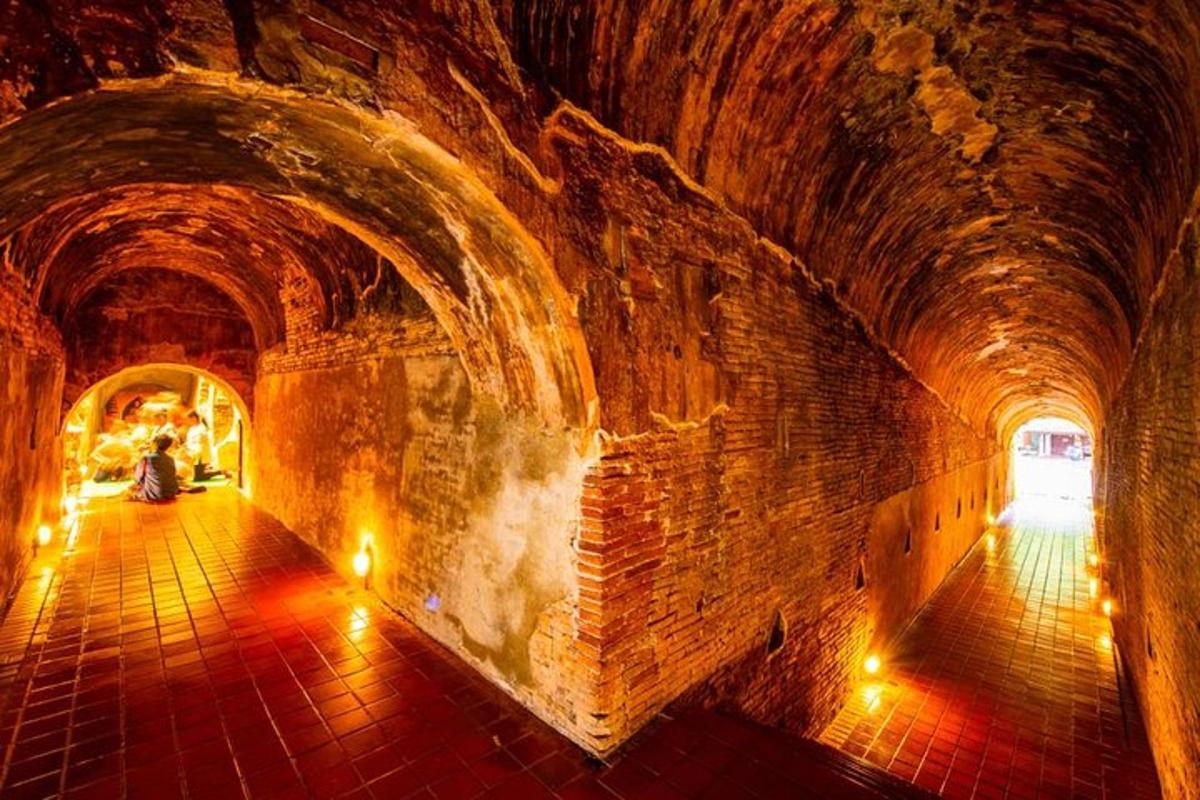 cihlový tunel s osobou sedící uprostřed