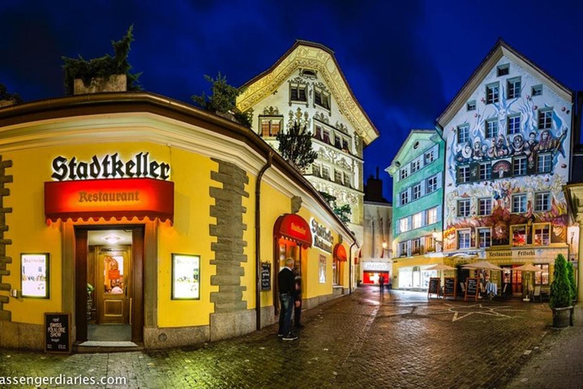 un uomo in piedi su una strada di una città di notte