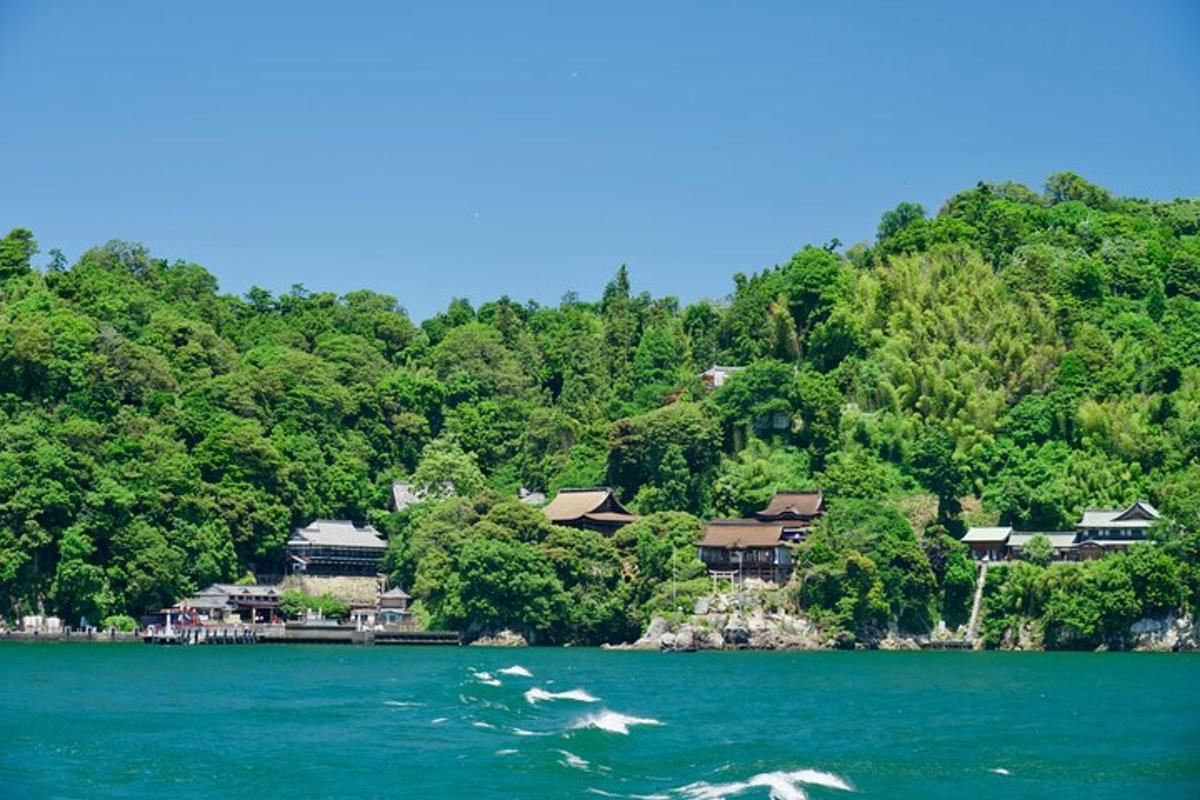 un grup de cases a la vora d'un llac