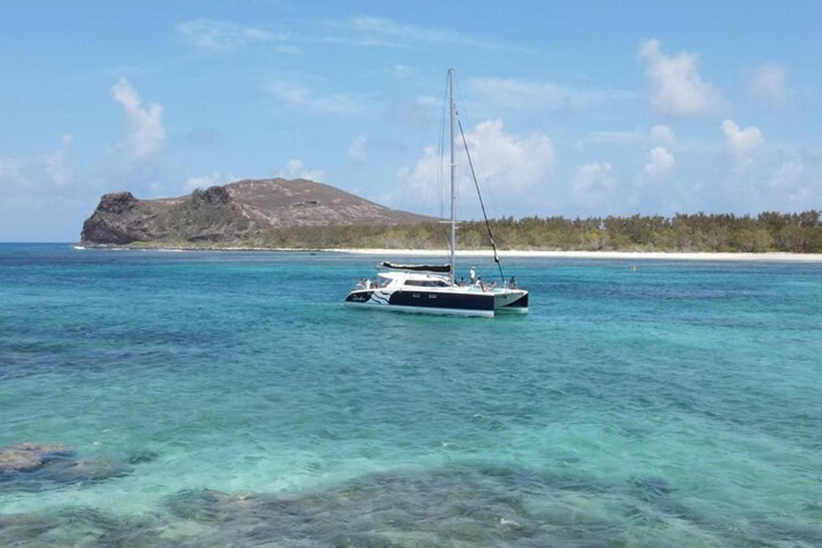 una barca ferma nell'acqua vicino a un'isola