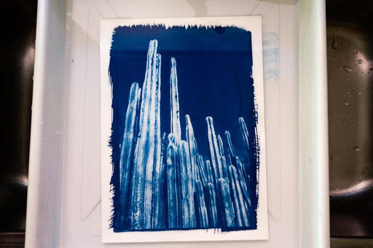 uma imagem de uma pintura de uma cidade