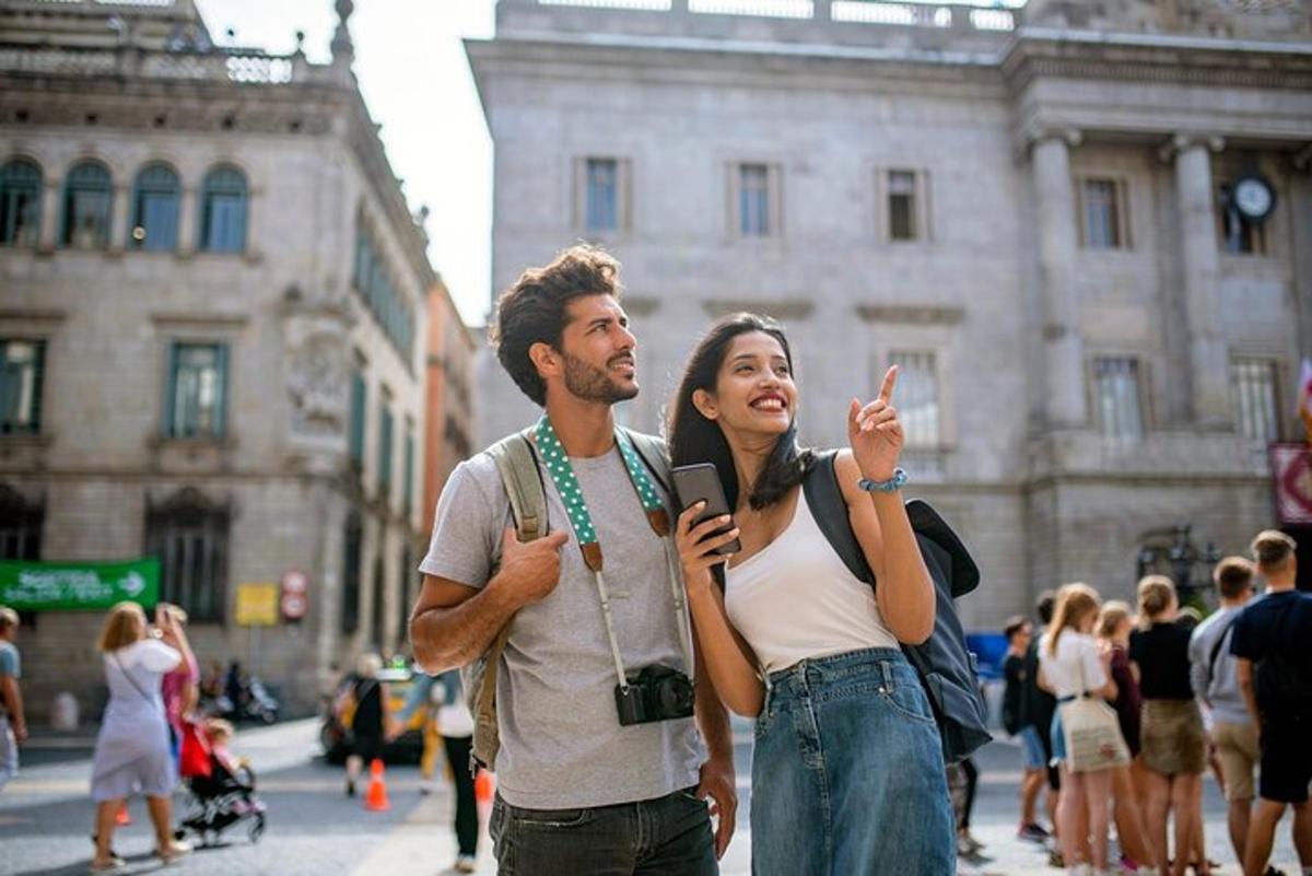 um homem e uma mulher olhando para um celular