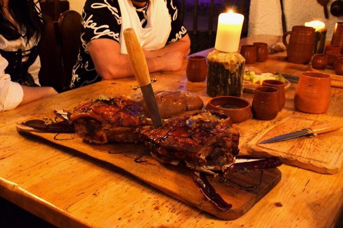 Un trozo de carne en una tabla de cortar sobre una mesa.