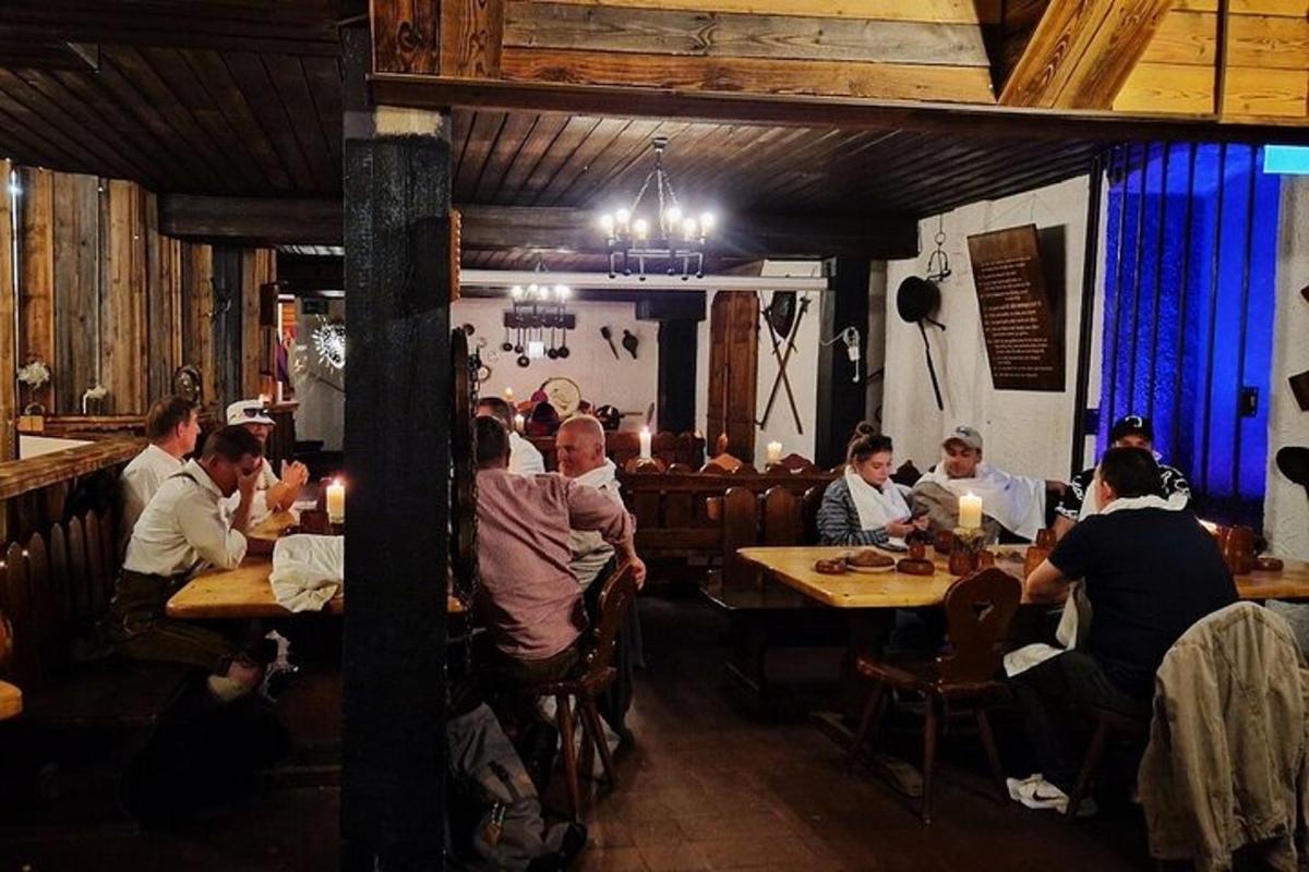 un grupo de personas sentadas en mesas en un restaurante