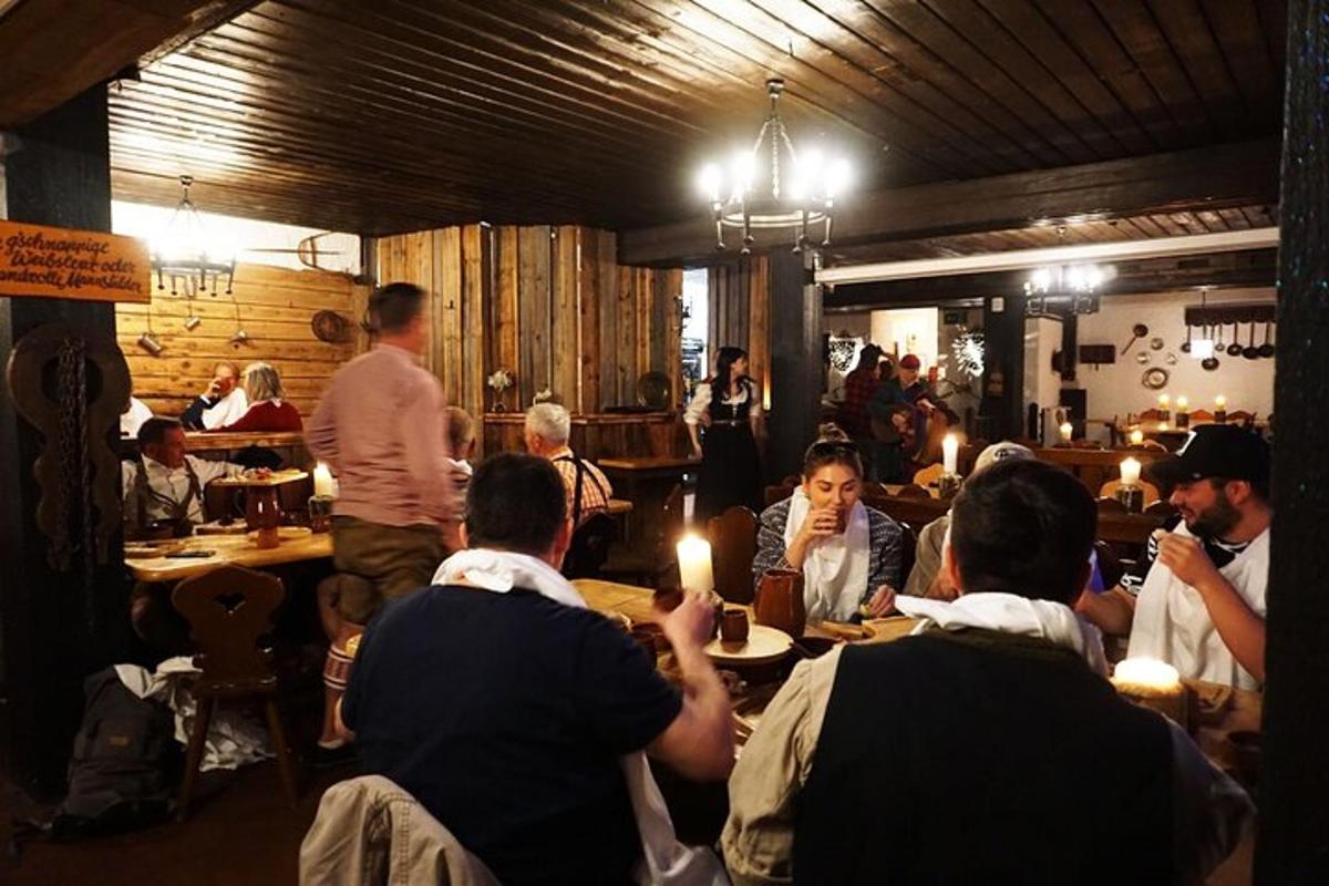 un grupo de personas sentadas en mesas en un restaurante