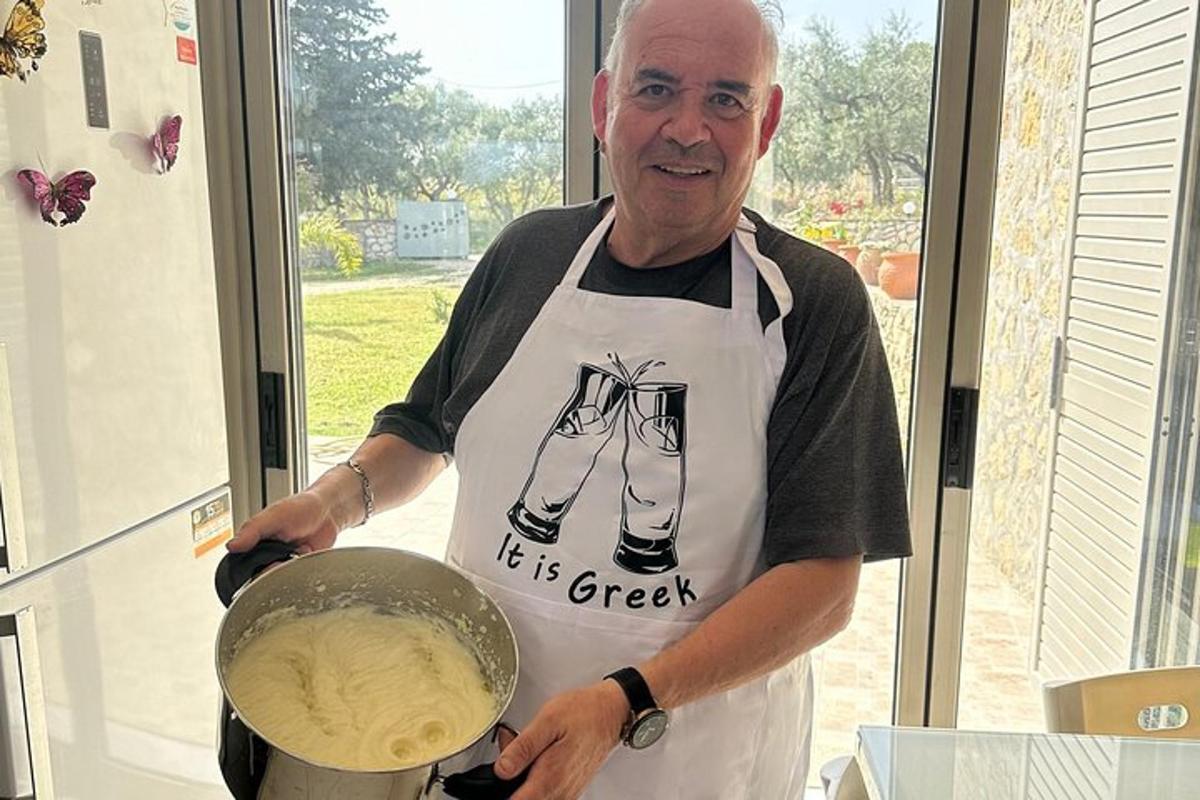 muž v kuchyni držící hrnec s jídlem