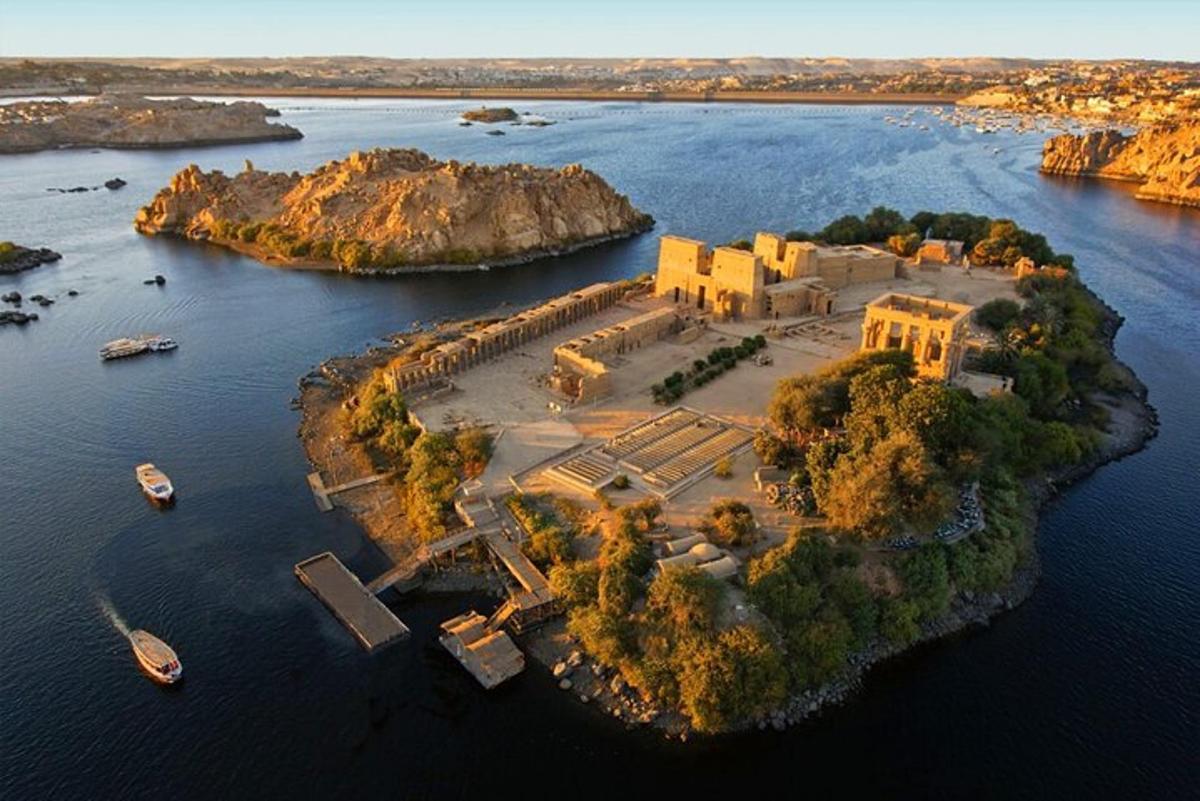 o insulă într-o întindere de apă cu un castel