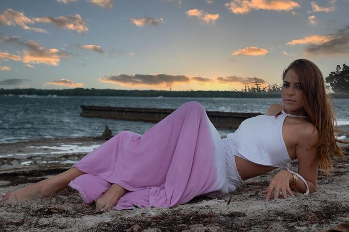 una mujer tumbada en la arena de la playa