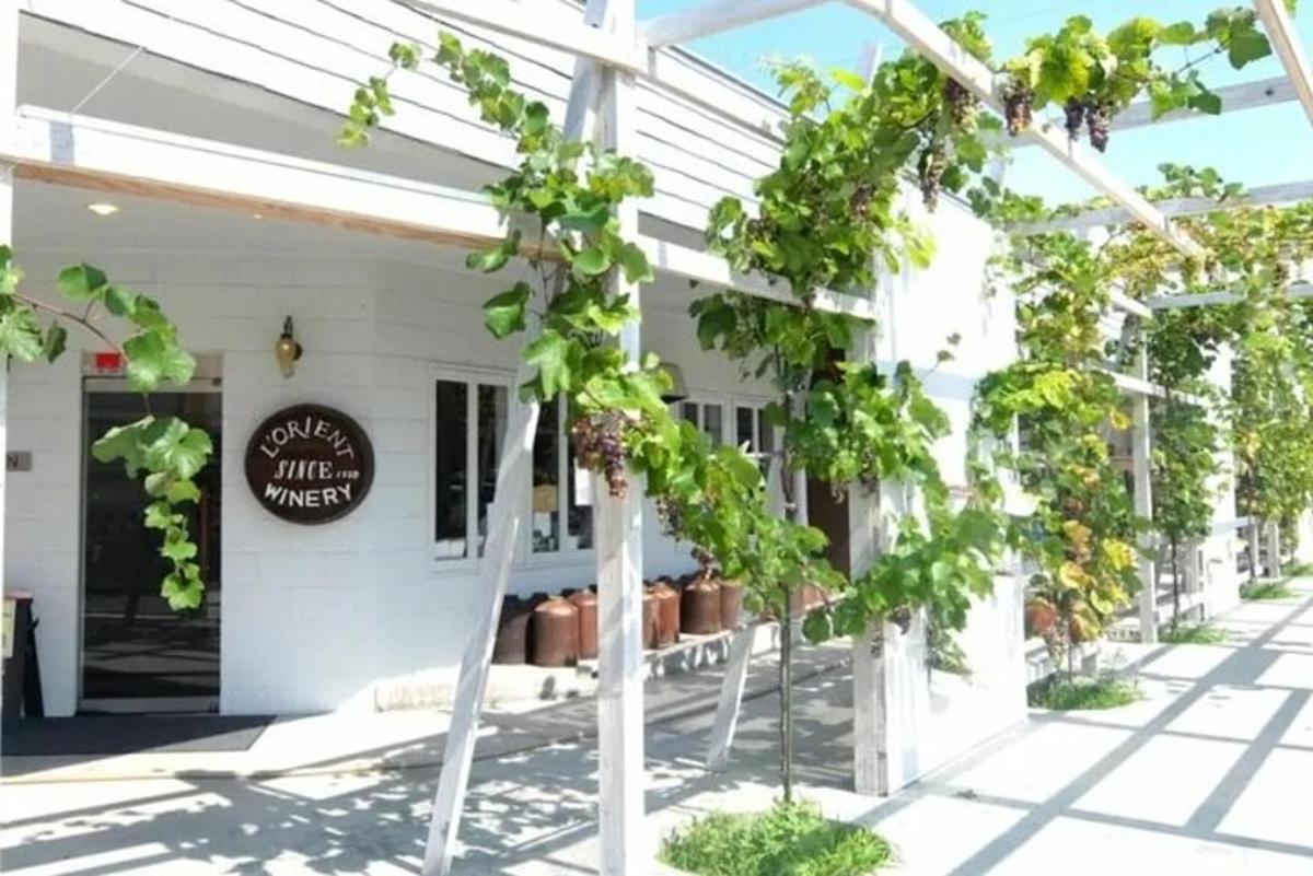 en restaurant med trær foran en bygning