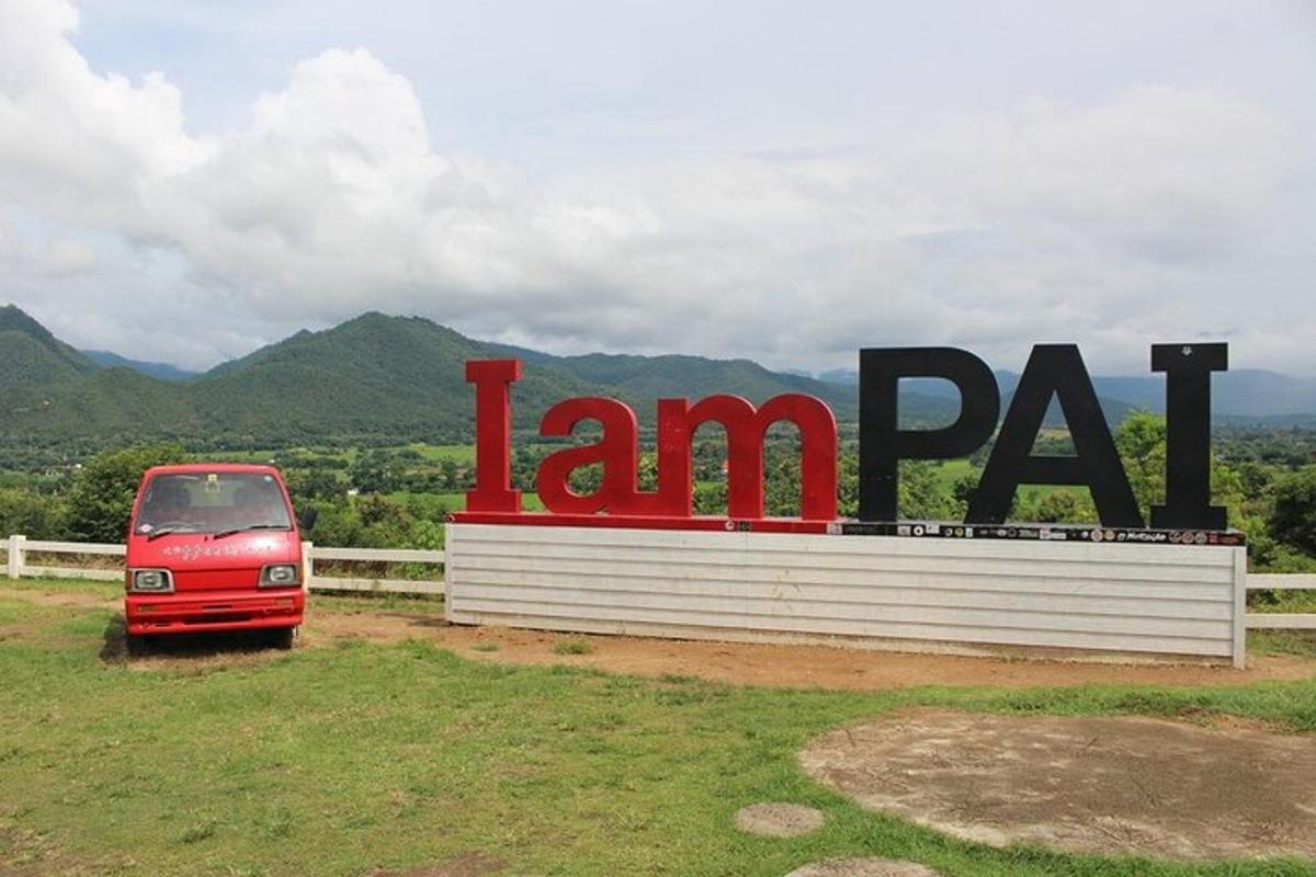 Una camioneta roja estacionada frente a un cartel