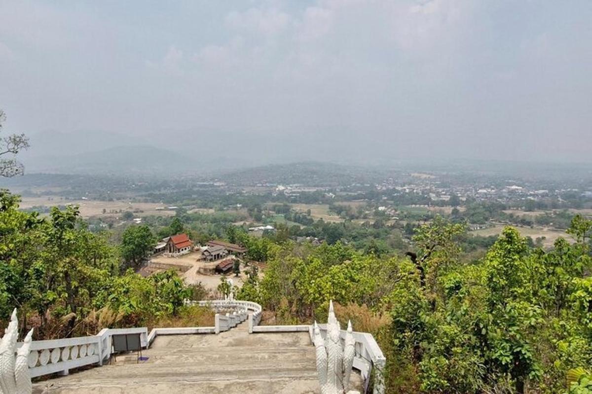 Una escalera que sube a una colina con vistas