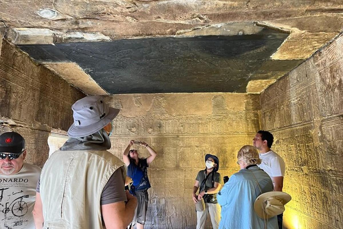 un gruppo di persone è in piedi contro un muro