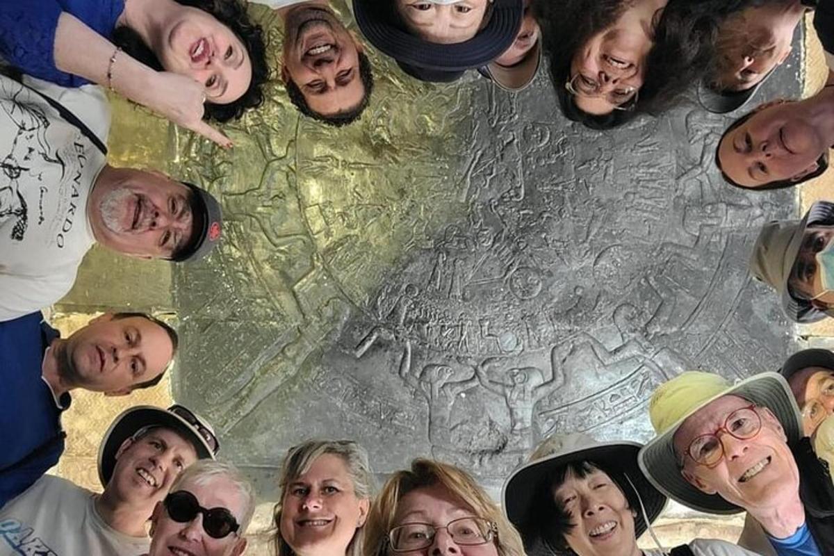 un gruppo di persone in piedi in cerchio