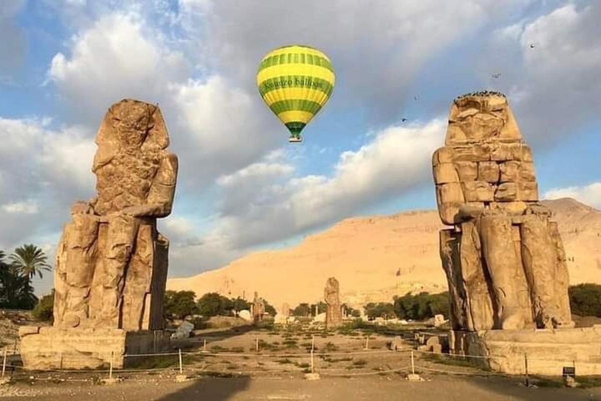 una mongolfiera che sorvola gli antichi templi