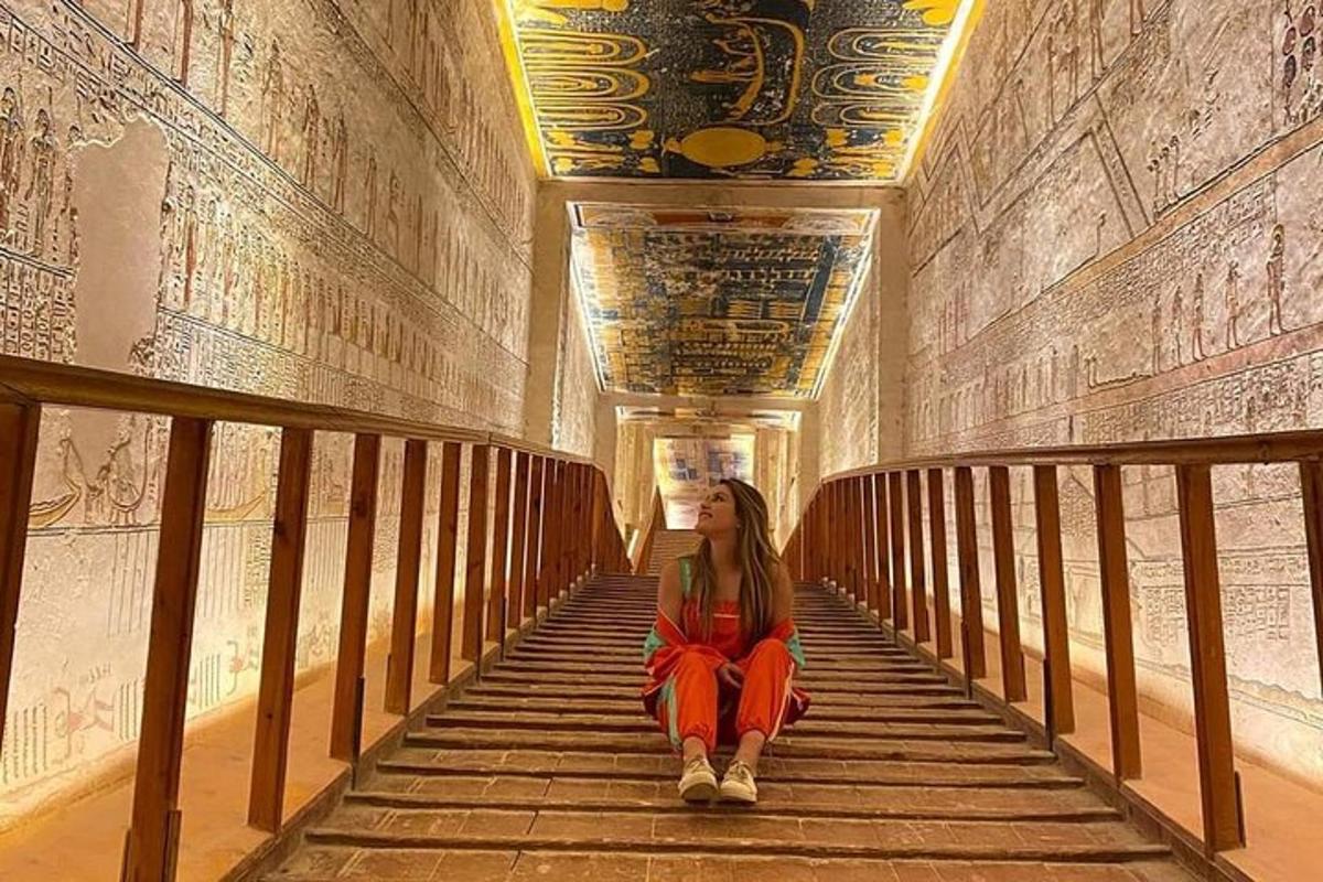 una donna seduta sulle scale di un antico edificio