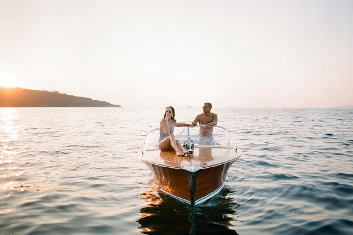 um homem e uma mulher sentados em um barco na água