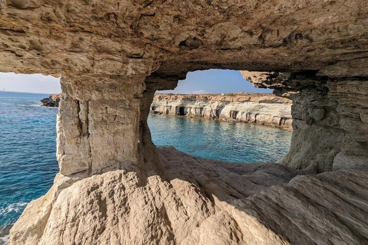 prirodni luk u kamenoj litici uz ocean