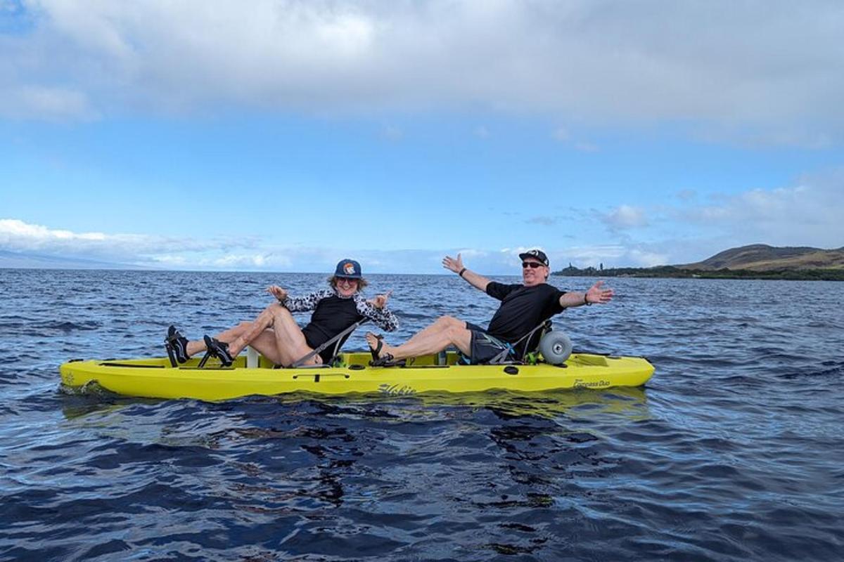 tre persone sedute su un kayak giallo in acqua