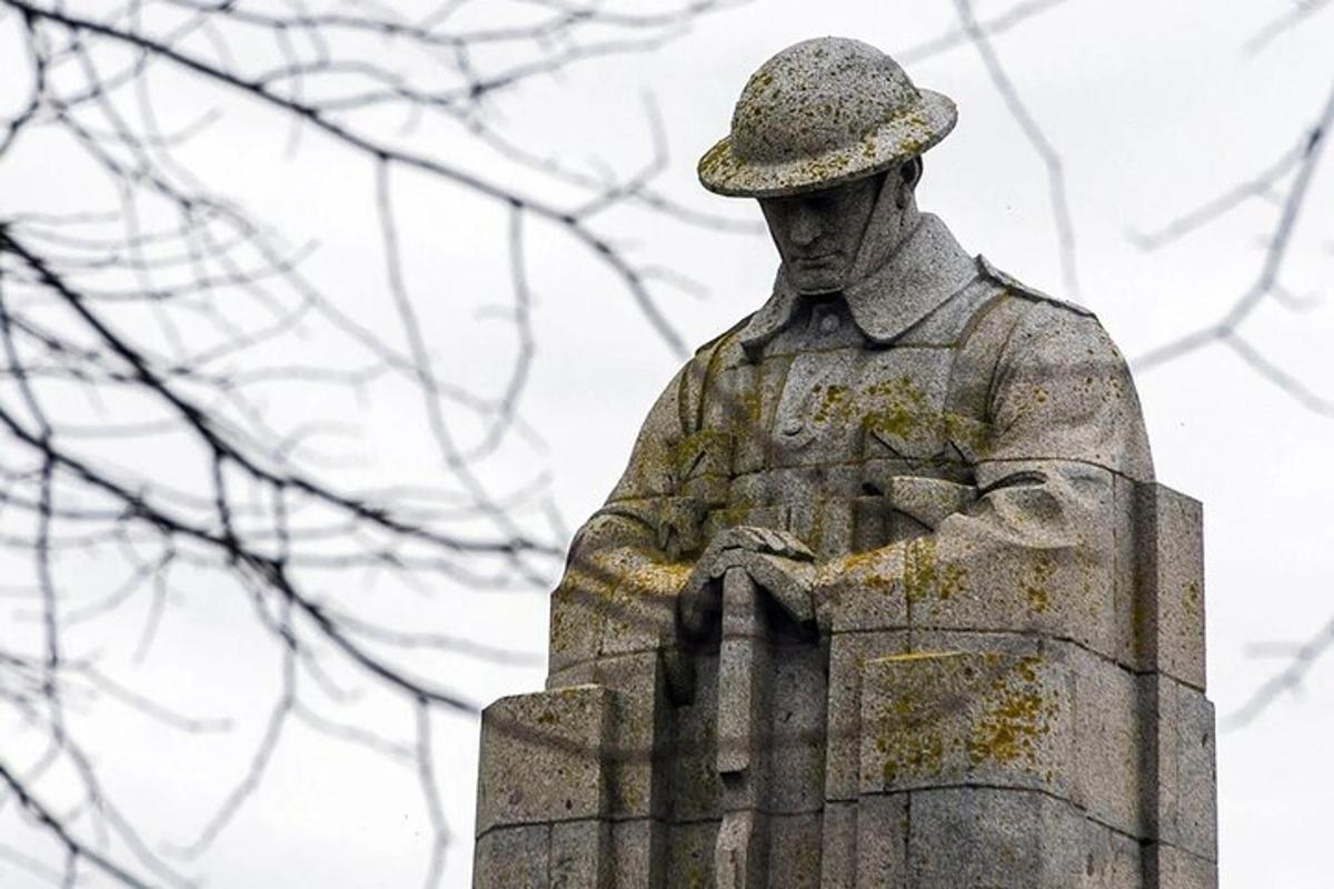 Una estatua de un hombre de pie sobre un monumento.