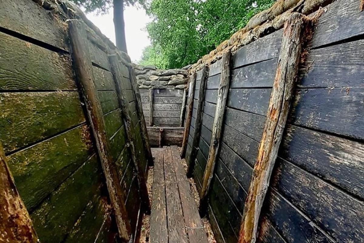 Una entrada a una valla de madera con dos puertas.
