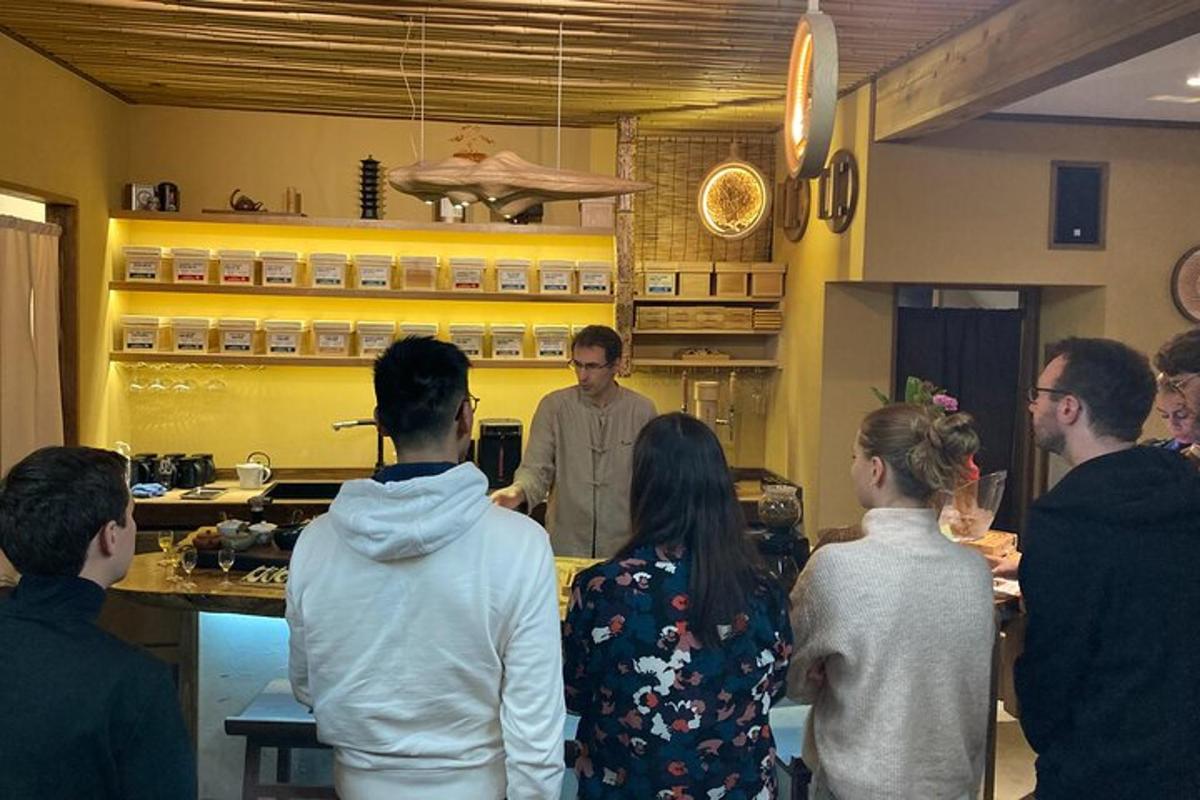 Un grupo de personas de pie en una cocina.