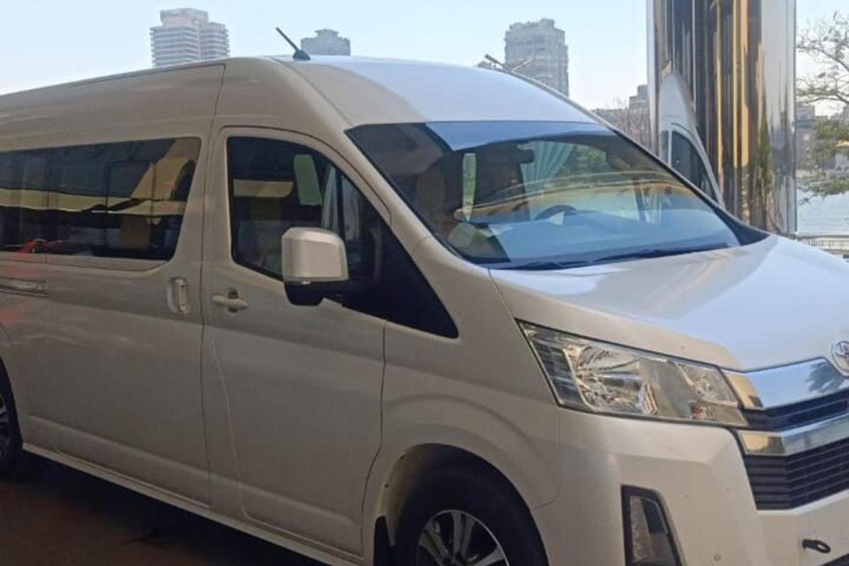 một chiếc xe tải màu trắng đỗ trong bãi đậu xe
