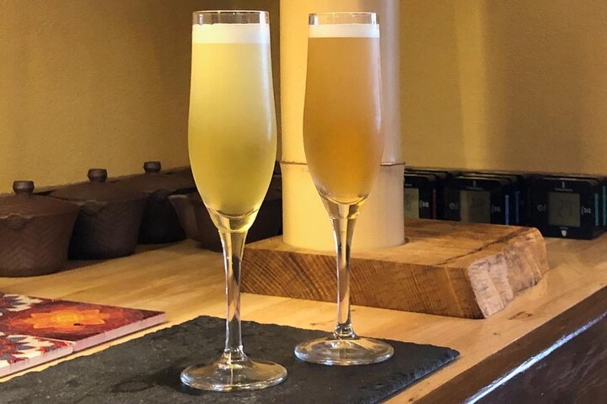 Dos copas de champán sobre una mesa