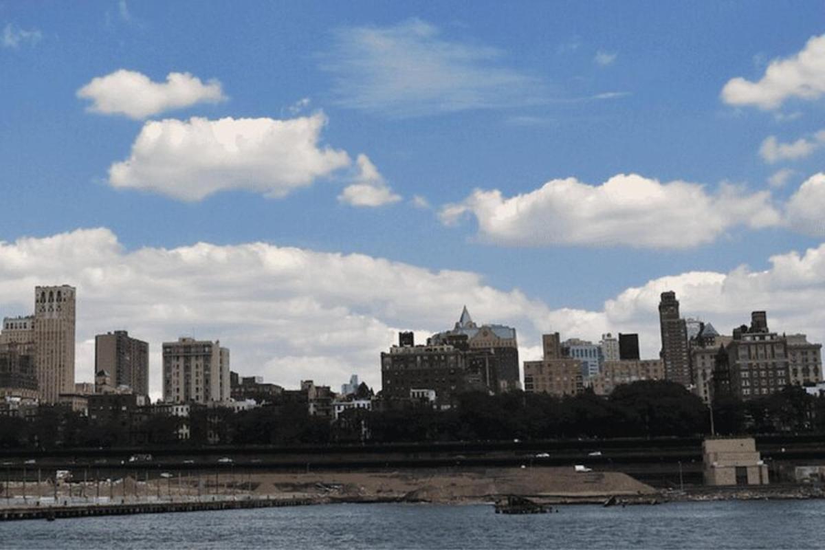 una vista di una città dall'acqua