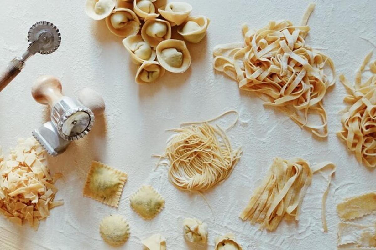 skurðarbretti með pasta og öðru hráefni á því