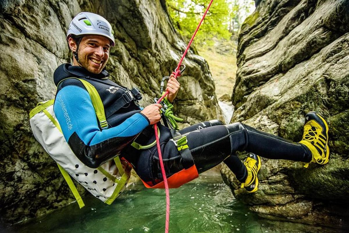 un homme est assis sur une corde dans l'eau