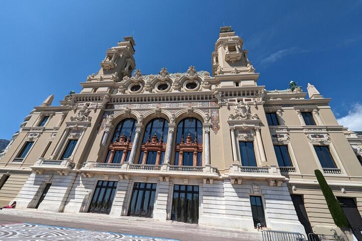 um grande edifício com uma estátua no topo
