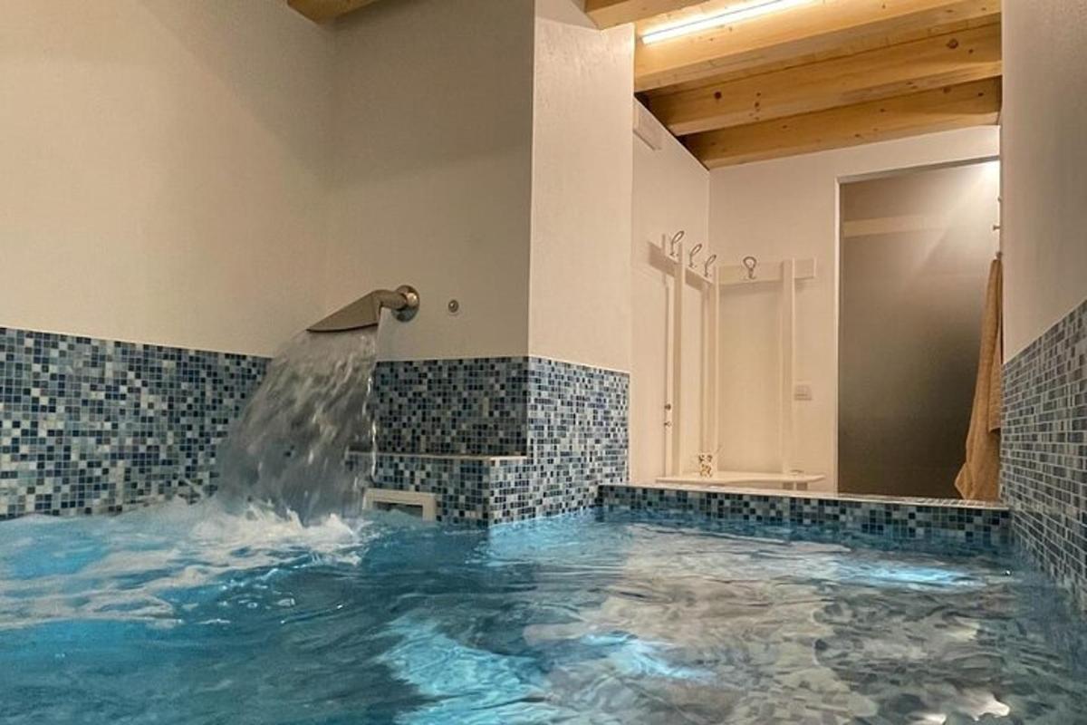 uma piscina com fonte de água no banheiro