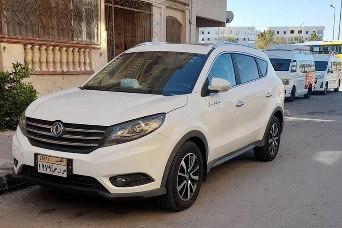 un'auto bianca parcheggiata in un parcheggio