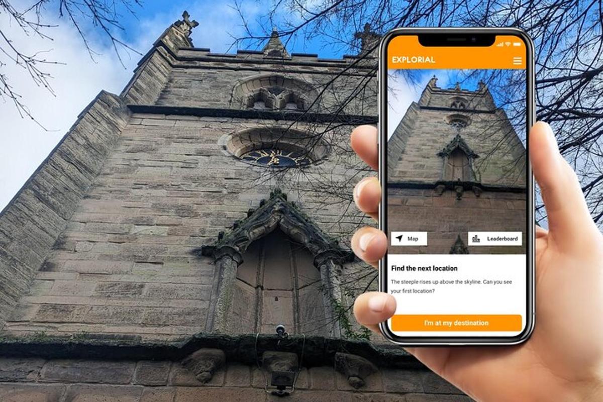 osoba držící mobilní telefon před budovou