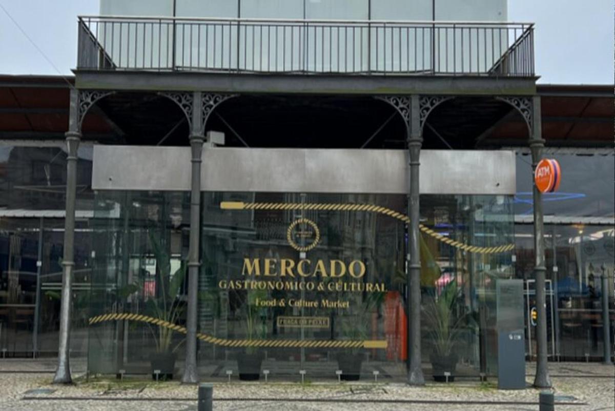 un edificio con un cartello davanti