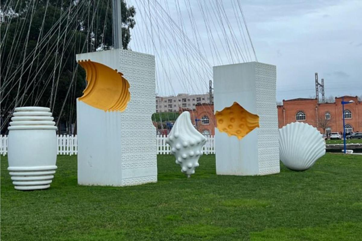 un gruppo di sculture bianche sedute sull'erba