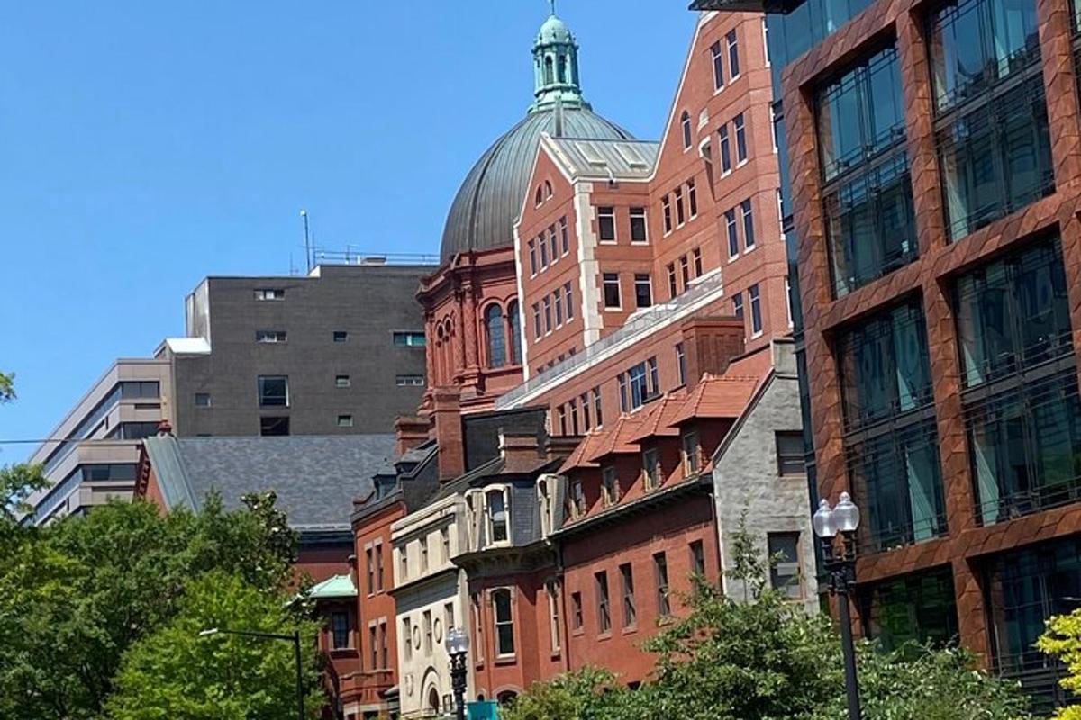 un alto edificio in mattoni rossi con una cupola in cima