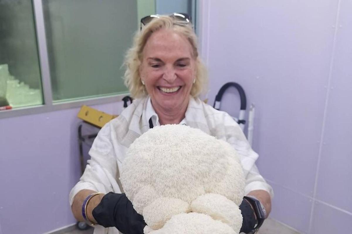 uma mulher está segurando um ursinho de pelúcia