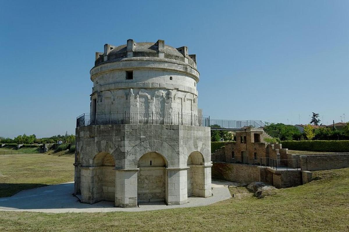 un edificio con una torre en lo alto de un campo