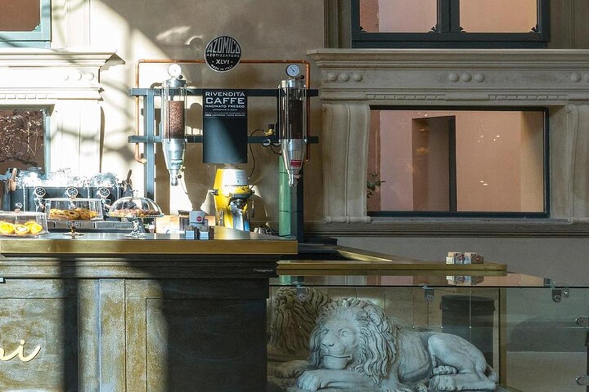 una statua di un leone su un bancone in un negozio