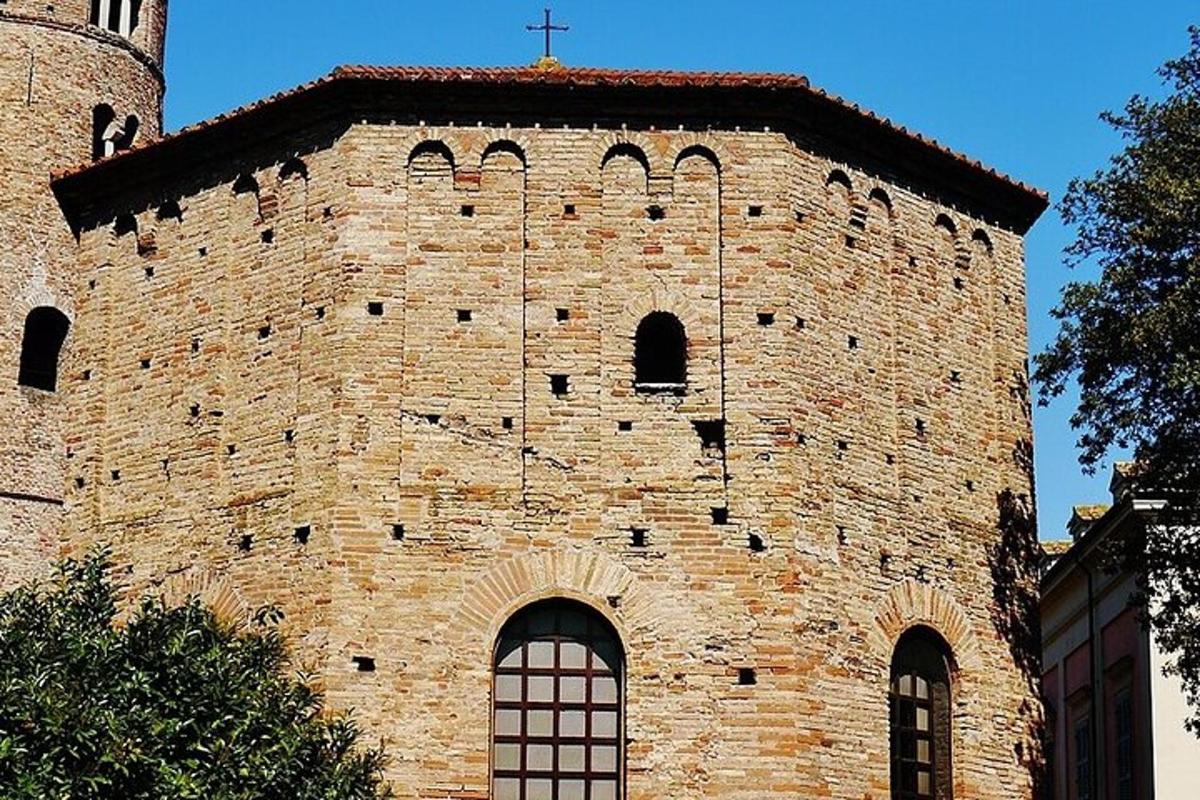 un grande edificio in mattoni con una croce in cima